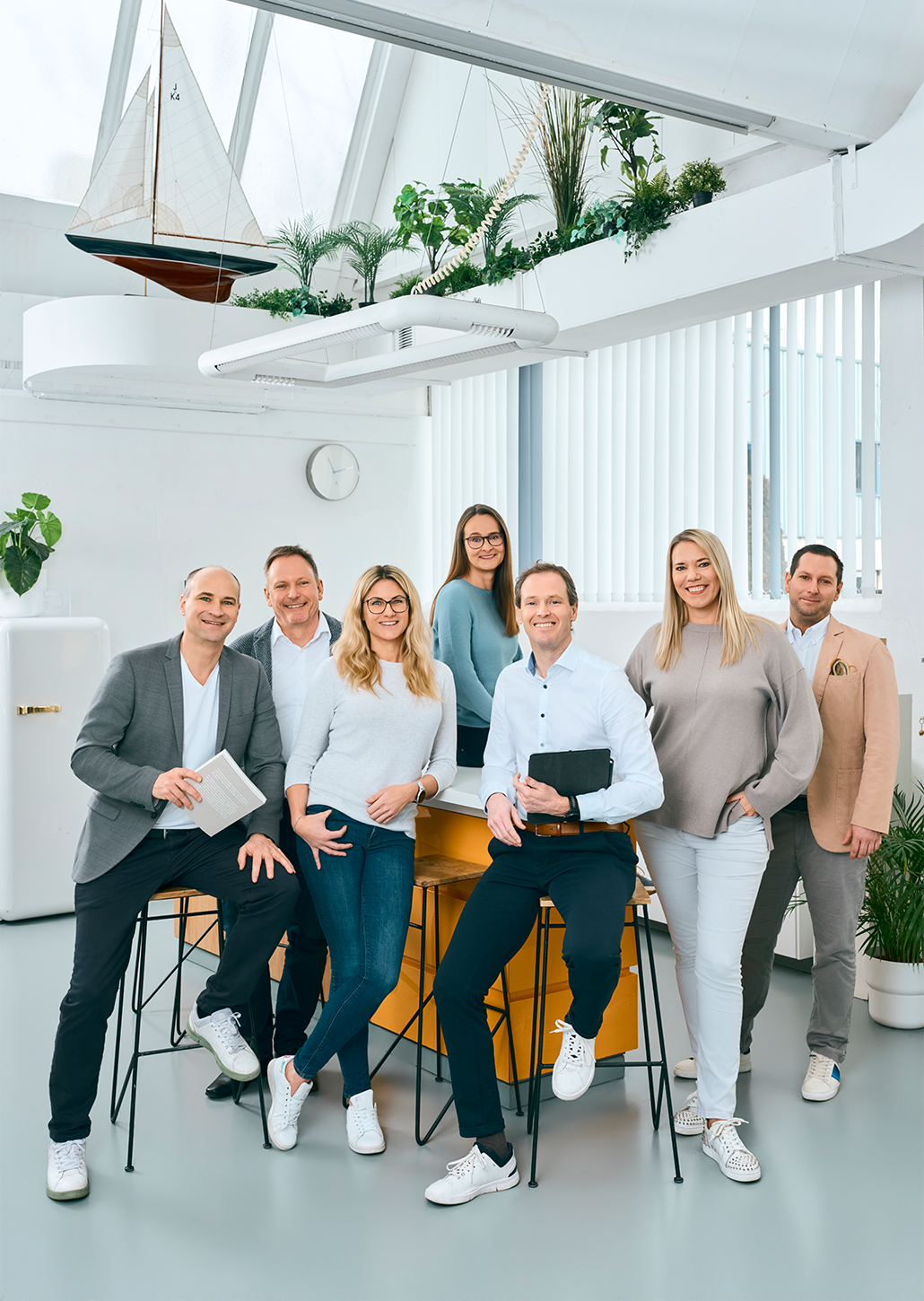 Consolv Steuerberatung - Partner stehen nah beieinander in einem hellen Raum und lächeln in die Kamera - Angelika Mairhofer-Sorger, Philipp Lassacher, Birgit Pache, Peter Dorn, Gunter Henning, Vanessa Suchanek und Günther Zangl